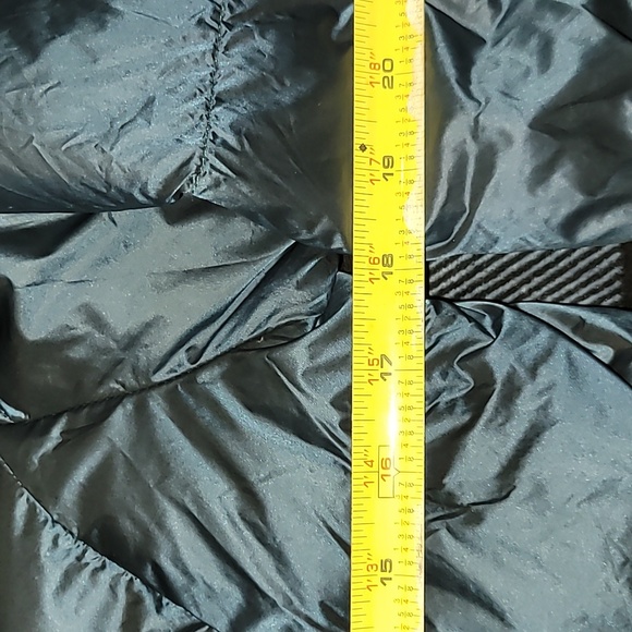 Eddie Bauer.  Lightweight puffer parka. Full-zip. Like-new.  Women's size Small. - Picture 9 of 16